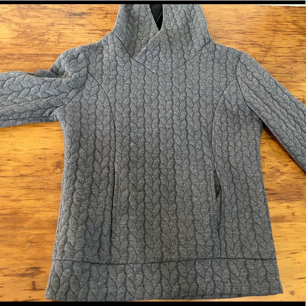 Women’s Gray, cable knit pattern pullover shirt